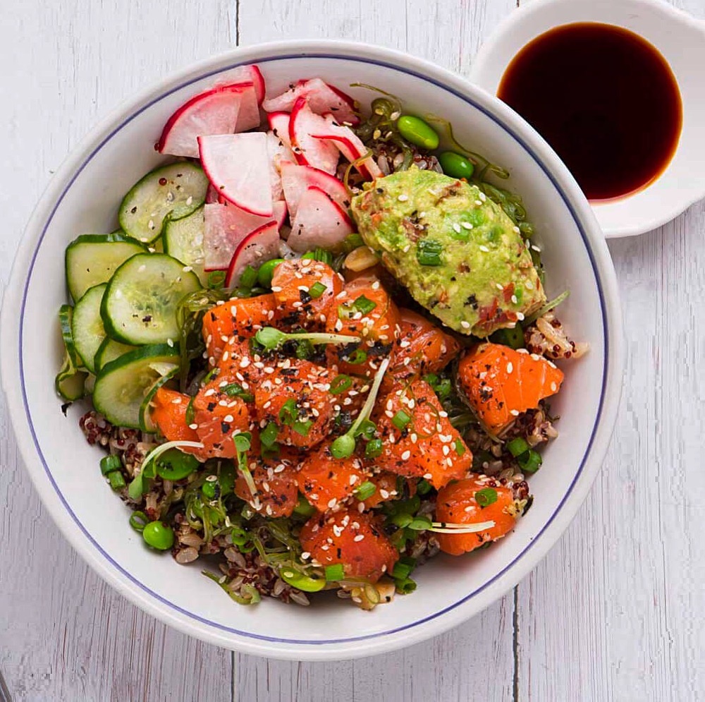 Poké Bowl med laks og ponzusaus